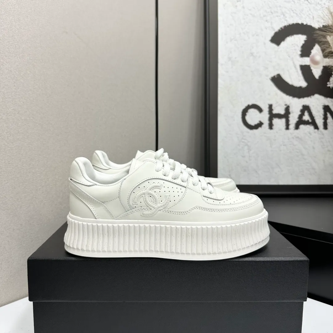 👟👟Ex-factory price 560👟👟Chanel Panda Shoes! 2025 counter's top casual sports shoes. This classic design; the upper is electro-embroidered with a variety of techniques; the outsole is fashionable and sporty; the unusual inclusion of a variety of color matching elements... The diversified mix and match is very good-looking and versatile, and can be used for leisure, fashion, sports, and outdoor... ꫛꫀꪝ Go➫ Materials: ❶Upper made of: original imported first-layer silk cowhide + original waterproof cloth + original first-layer cowhide ❷Inner lining: Breathable mesh ❸ Outsole based on: original TPU combination outsole, full set of boutique packaging for women 35–41